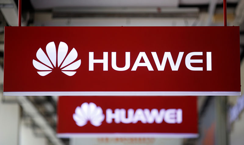 © Reuters. Huawei signage are pictured at a mobile phone shop in Singapore