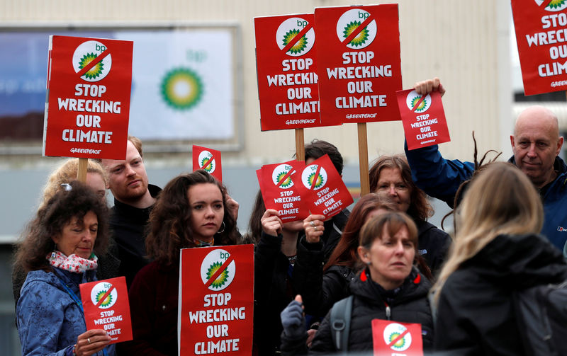 © Reuters. Climate change activists demonstrate outside the BP AGM in Aberdeen