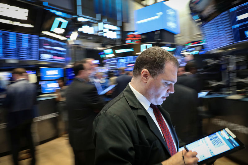 © Reuters. Traders work on the floor at the NYSE in New York