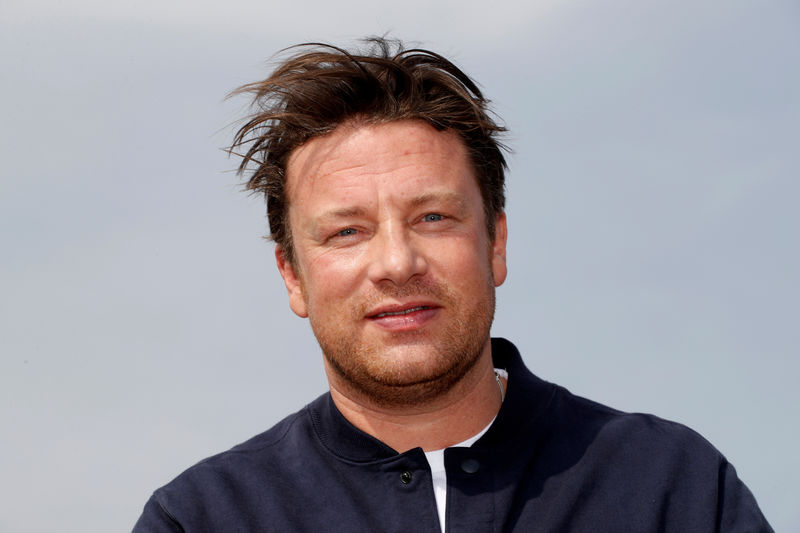 © Reuters. Chef Jamie Oliver posa para foto em Cannes