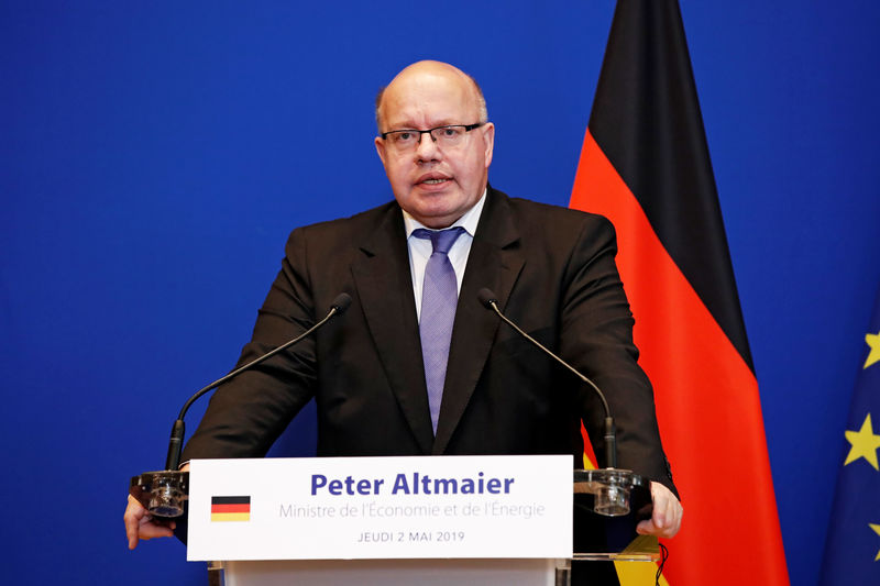 © Reuters. German Minister of Economy and Energy Peter Altmaier attends a news conference on the development and production of European batteries in Paris