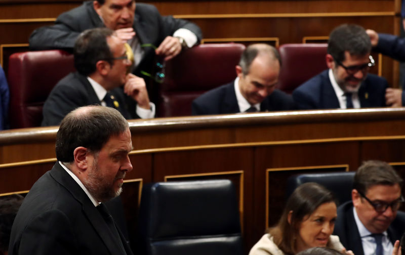 © Reuters. El político catalán  Oriol Junqueras pasa junto a los otro cuatro políticos encarcelados Jordi Sánchez, Josep Rull y Jordi Turull durante la primera sesión del Congreso