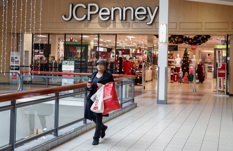 © Reuters. FILE PHOTO: FILE PHOTO: A shopper leaves the J.C. Penney department store in Illinois