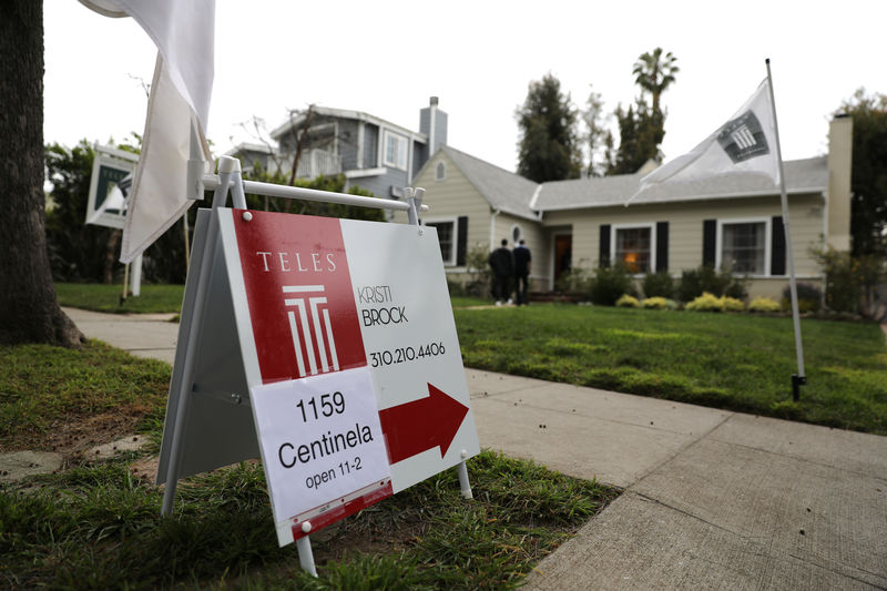 © Reuters. FILE PHOTO: A home for sale is seen in Santa Monica
