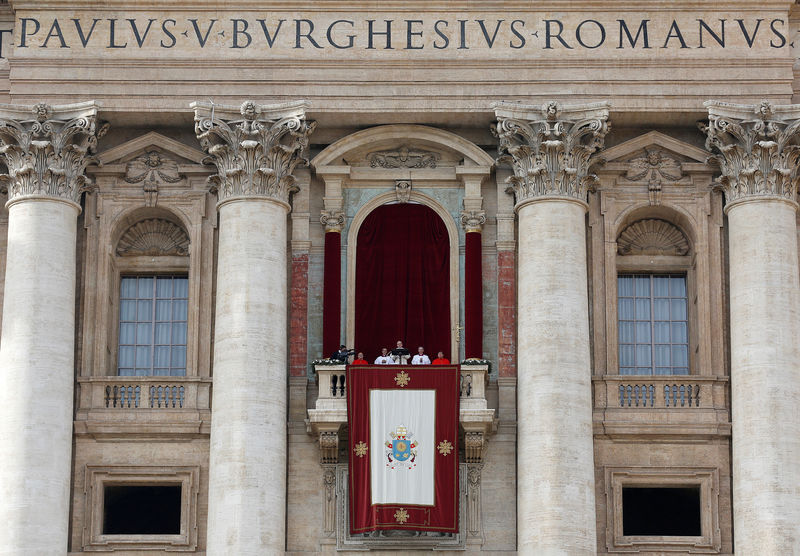 © Reuters. FILE PHOTO: Pope Francis delivers his "Urbi et Orbi" (to the city and the world) message from the balcony overlooking St. Peter's Square at the Vatican