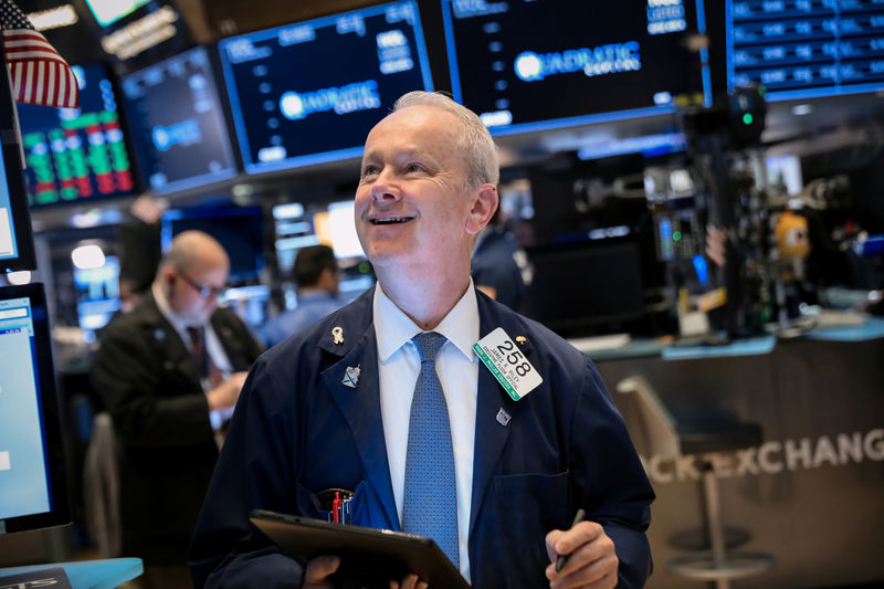 © Reuters. Трейдеры на площадке Нью-Йоркской фондовой биржи