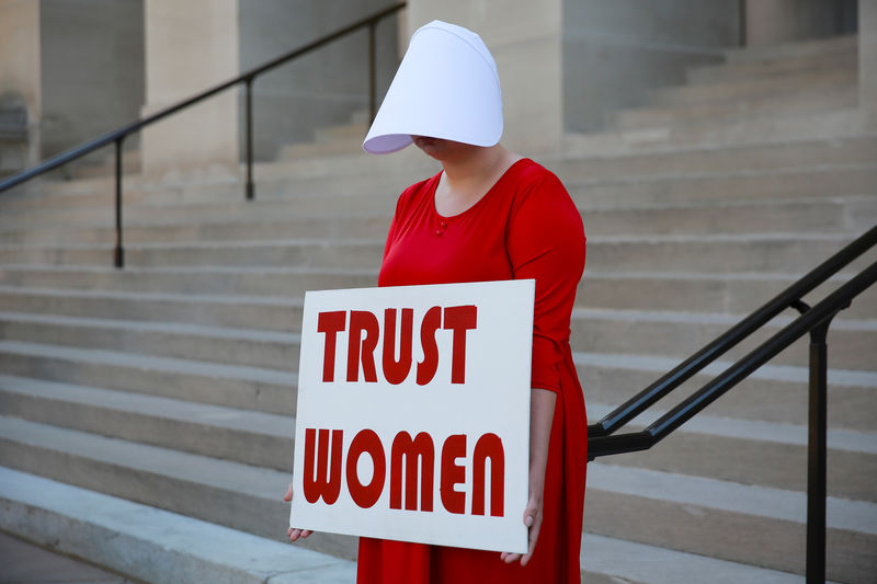 © Reuters. Mulher protesta contra legislação estadual da Geórgia que restringe o direito ao aborto, em Atlanta