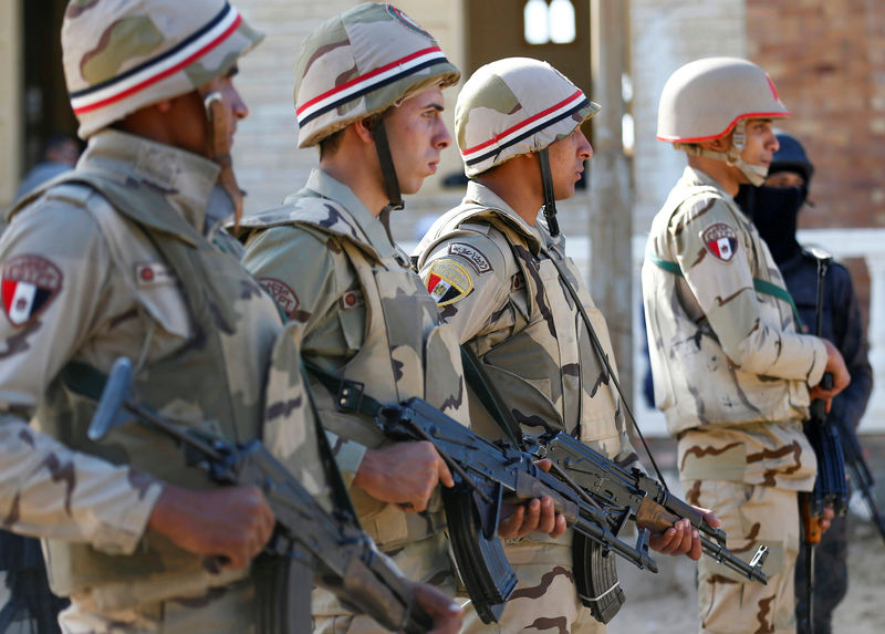 © Reuters. Forças militares egípcias na província do Norte do Sinai em foto de dezembro de 2017