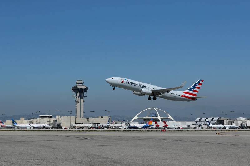 © Reuters. FILE PHOTO: An American Airlines Boeing 737 plane takes off from Los Angeles International airport