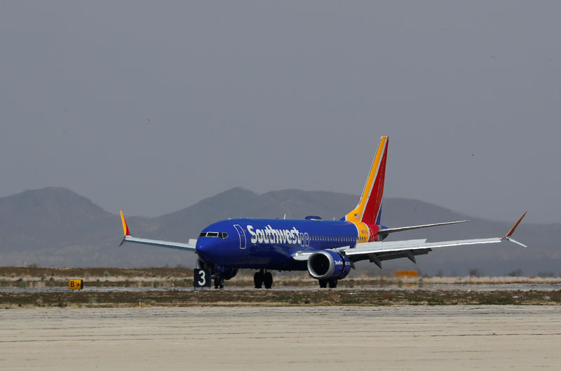 © Reuters. FILE PHOTO: A Southwest Airlines Boeing 737 MAX 8 aircraft lands at Victorville Airport in Victorville, California