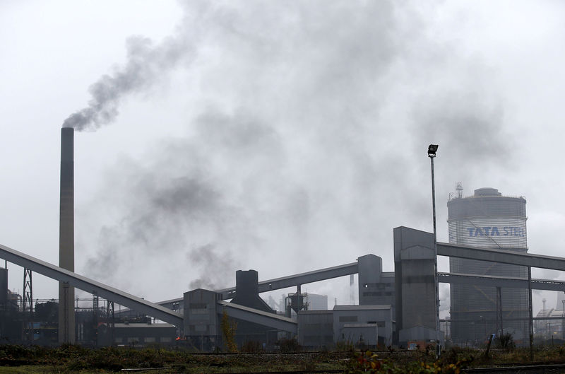 © Reuters. FILE PHOTO: File photograph of the steel works in Scunthorpe