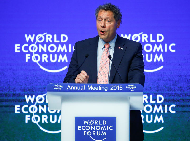 © Reuters. Seth Berkley, presidente da aliança Gavi, discursa durante edição de 2015 do Fórum Econômico Mundial em Davos, na Suíça