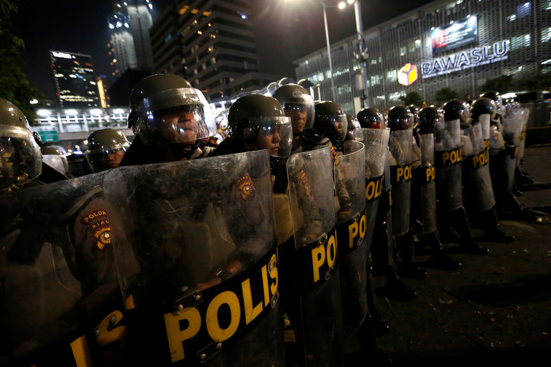 © Reuters. شرطة إندونيسيا تفرق محتجين على انتخاب الرئيس ويدودو لفترة ثانية