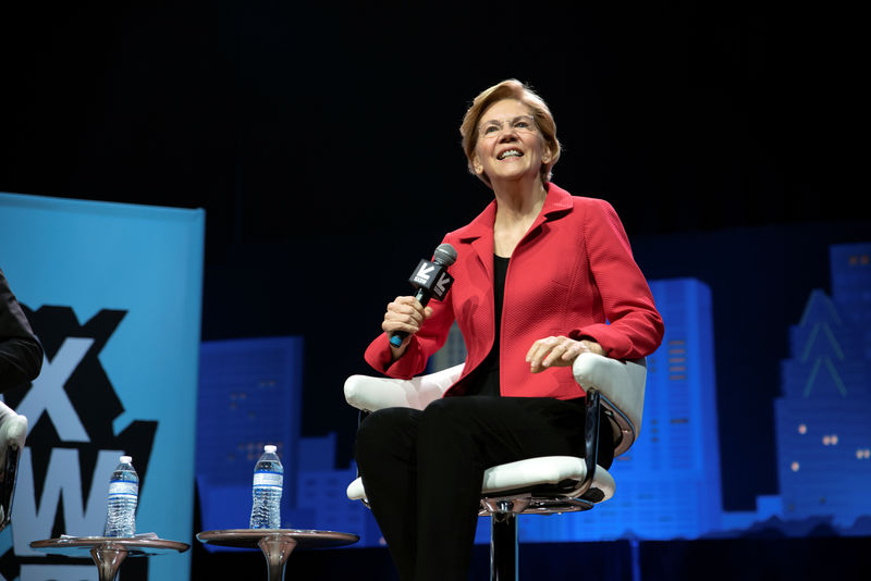 © Reuters. U.S. Senator Elizabeth Warren speaks about her policy ideas with Anand Giridharadas at the South by Southwest (SXSW) conference and festivals in Austin, Texas