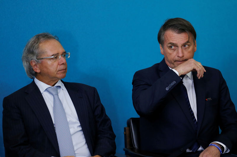 © Reuters. Presidente Jair Bolsonaro e ministro da Economia, Paulo Guedes, durante cerimônia no Palácio do Planalto