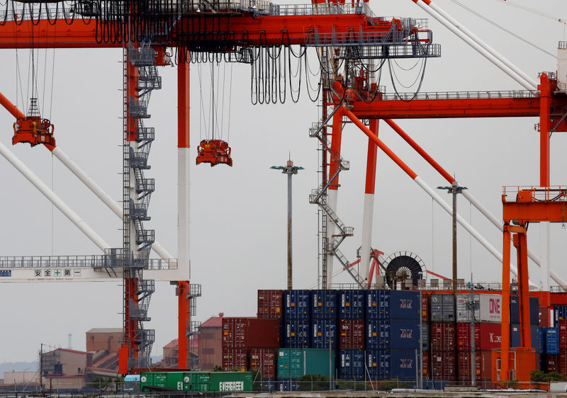 © Reuters. FILE PHOTO: Containers are seen at an industrial port in the Keihin Industrial Zone in Kawasaki