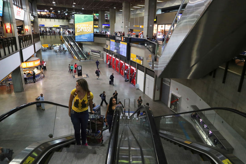 © Reuters. FILE PHOTO: People are seen at the check in area in Guarulhos international airport, near Sao Paulo