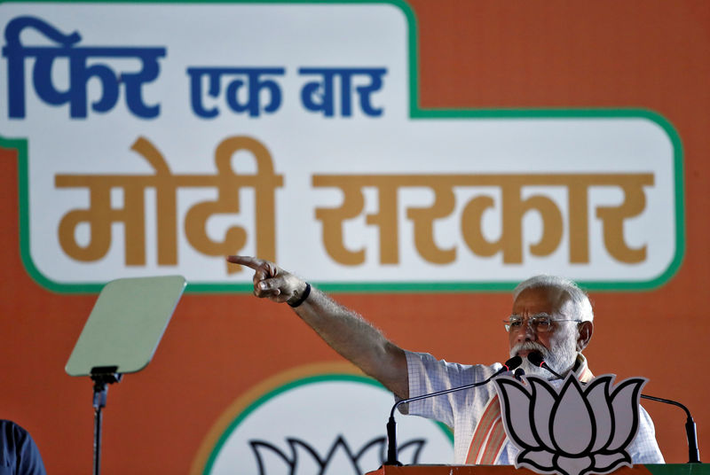 © Reuters. India's Prime Minister Narendra Modi addresses an election campaign rally at Ramlila ground in New Delhi