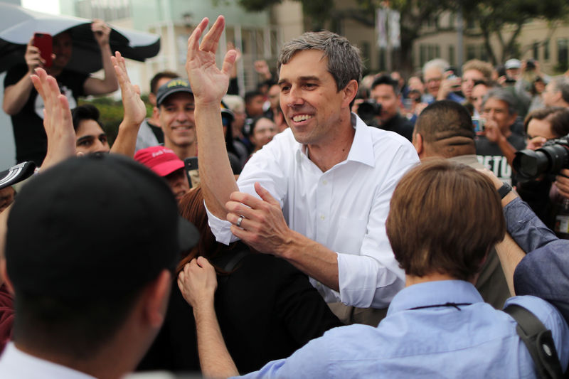 © Reuters. U.S. Democratic presidential candidate Beto O'Rourke greets supporters after speaking at a rally in Los Angeles