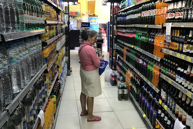 © Reuters. FILE PHOTO: A costumer looks for drinks at a supermarket in Rio de Janeiro