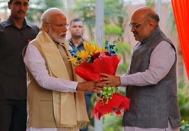 © Reuters. India's PM Modi receives a flower bouquet from BJP President Amit Shah upon his arrival to attend a thanksgiving ceremony by BJP leaders to its allies at the party headquarters in New Delhi