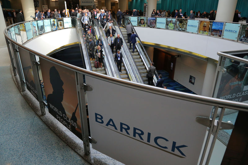 © Reuters. The logo of sponsor Barrick Gold Corporation is seen as visitors arrive during the PDAC convention in Toronto