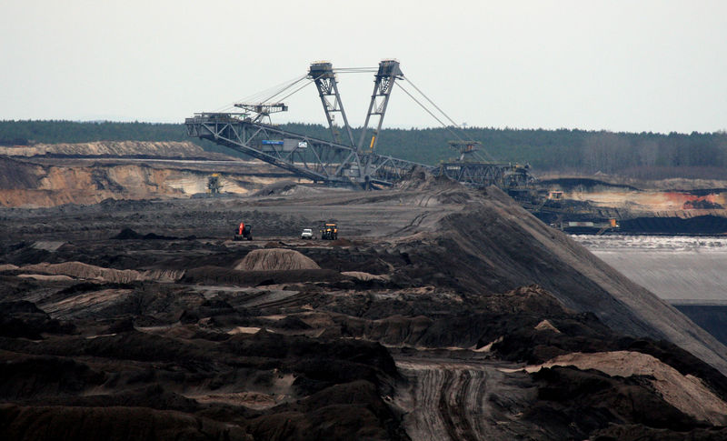 © Reuters. The Welzow-Sued opencast lignite mine operated by Lausitz Energie Bergbau AG is pictured in Welzow, Germany