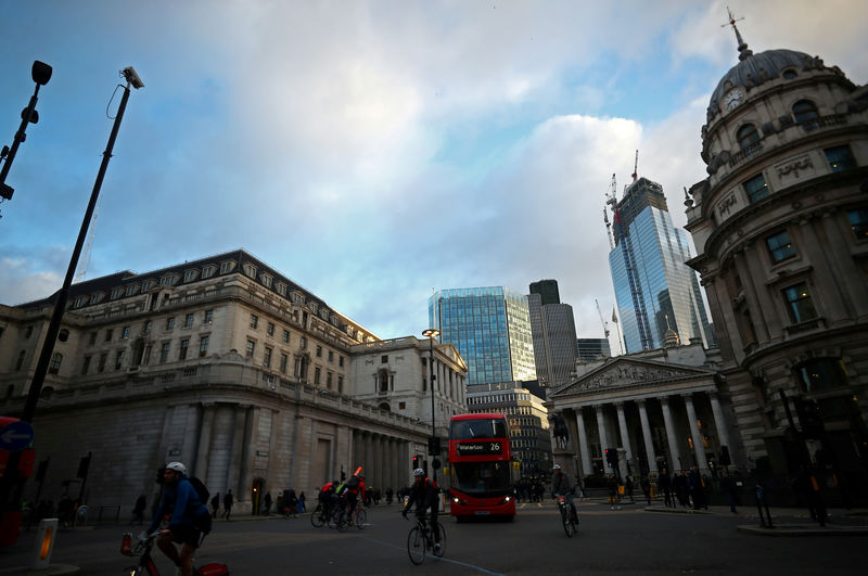 © Reuters. FILE PHOTO: The Bank of England and the Royal Exchange are seen in the City of London