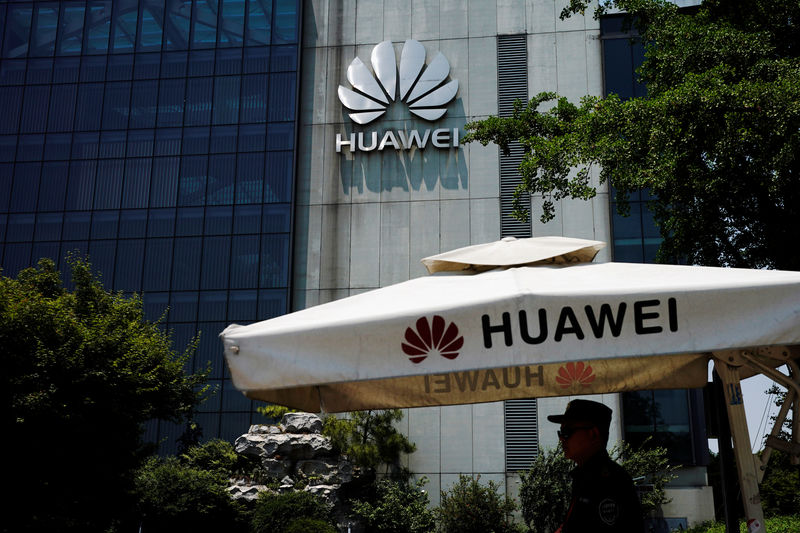 © Reuters. A Huawei company logo is seen at Huawei's Shanghai Research Center in Shanghai