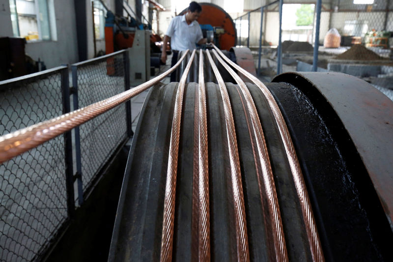 © Reuters. A worker checks copper rods at Truong Phu cable factory in northern Hai Duong province, outside Hanoi