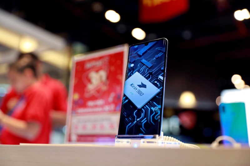 © Reuters. FILE PHOTO: Huawei P30 handset is displayed in a phone shop at a shopping centre in Bangkok