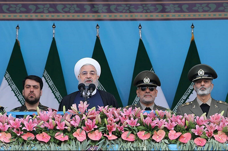 © Reuters. FILE PHOTO: Iranian President Hassan Rouhani delivers a speech during the ceremony of the National Army Day parade in Tehran