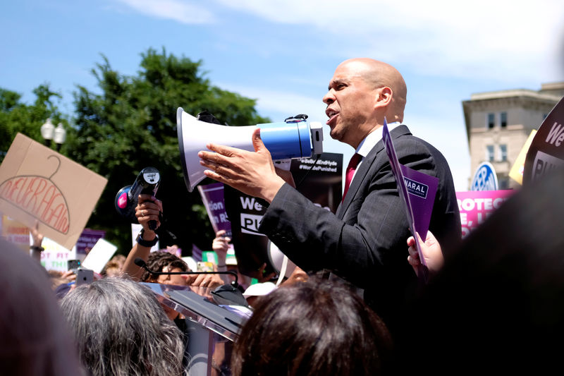 © Reuters. U.S. Senator Cory Booker (D-NJ) speaks at a protest against anti-abortion legislation at the U.S. Supreme Court in Washington