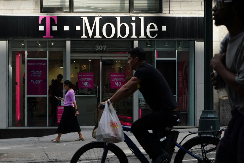 © Reuters. A T-Mobile store is pictured in the Manhattan borough of New York