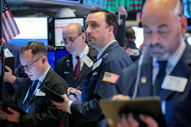 © Reuters. FILE PHOTO: Traders work on the floor at the NYSE in New York