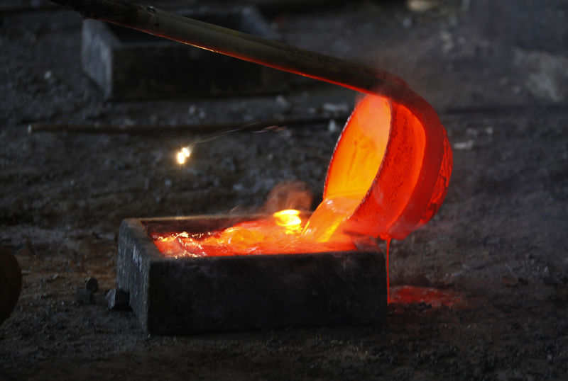 © Reuters. FILE PHOTO: Molten rare earth metal Lanthanum is poured into a mould at a smelting workshop near the town of Damao in China's Inner Mongolia Autonomous Region