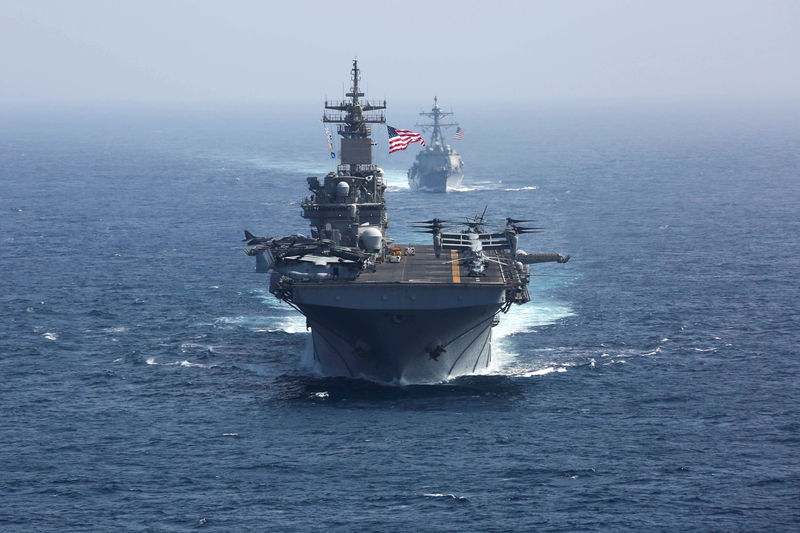 © Reuters. FILE PHOTO: The U.S. Navy amphibious assault ship USS Kearsarge and the Arleigh Burke-class guided-missile destroyer USS Bainbridge sail in the Arabian Sea