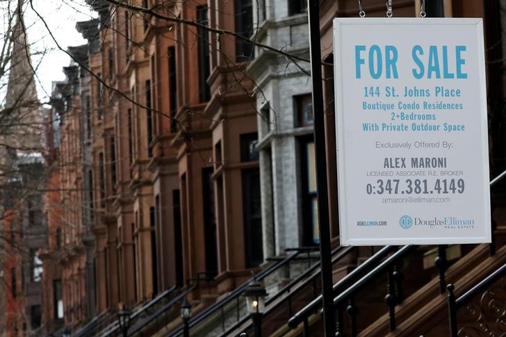 © Reuters. FILE PHOTO:  A real estate sign hangs in front of a townhouse in Brooklyn, New York