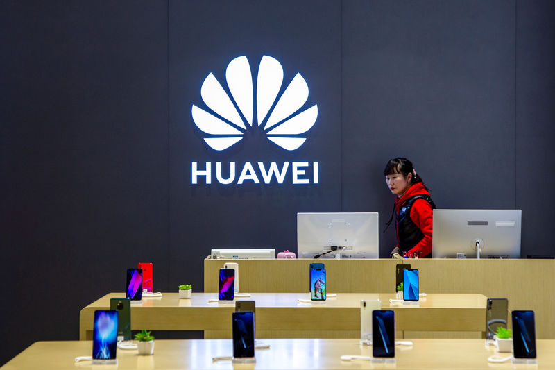 © Reuters. Staff member is seen inside a Huawei retail store in Shanghai