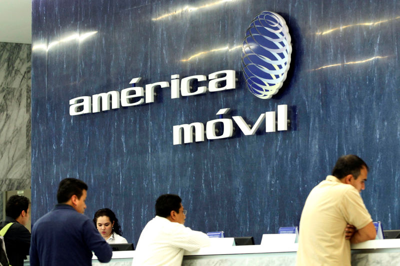 © Reuters. FOTO DE ARCHIVO: El logo de América Móvil es visto en la recepción de las oficinas de la empresa en Ciudad de México