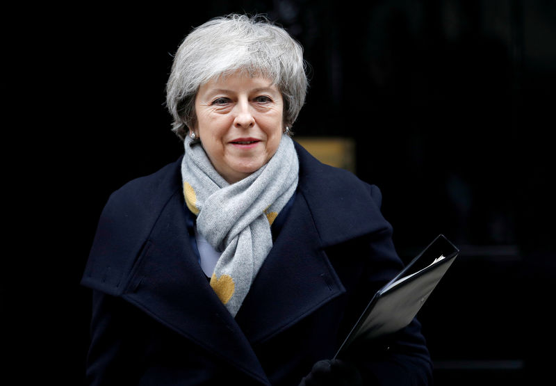 © Reuters. FOTO DE ARCHIVO: La primera ministra británica, Theresa May, sale de Downing Street en Londres