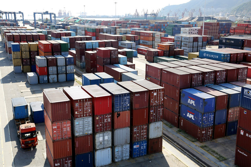© Reuters. Shipping containers are seen at a port in Lianyungang