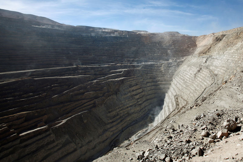 © Reuters. FILE PHOTO: A view of the Chuquicamata open pit copper mine in northern Chile