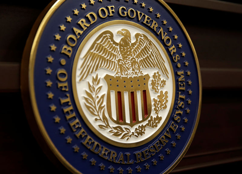 © Reuters. Логотип Федеральной резервной системы в Вашингтоне