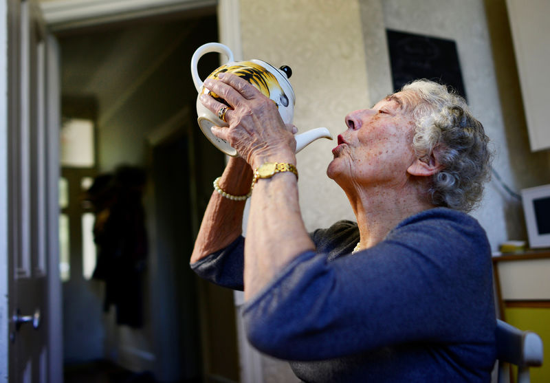 © Reuters. FILE PHOTO: British children's writer and illustrator Judith Kerr drinks from a tea pot as she recreates a scene from her bestselling picture book "The Tiger Who Came To Tea", in London
