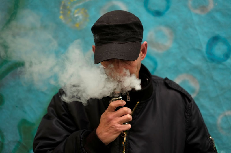 © Reuters. دراسة: السجائر الإلكترونية قد تضاعف معدلات نجاح الإقلاع عن التدخين