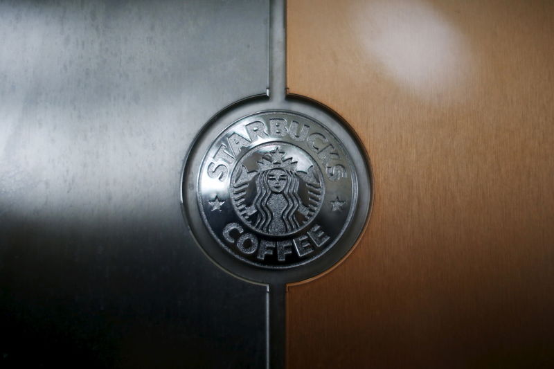 © Reuters. A Starbucks logo is seen on an espresso machine in a store inside the Tom Bradley terminal at LAX airport in Los Angeles