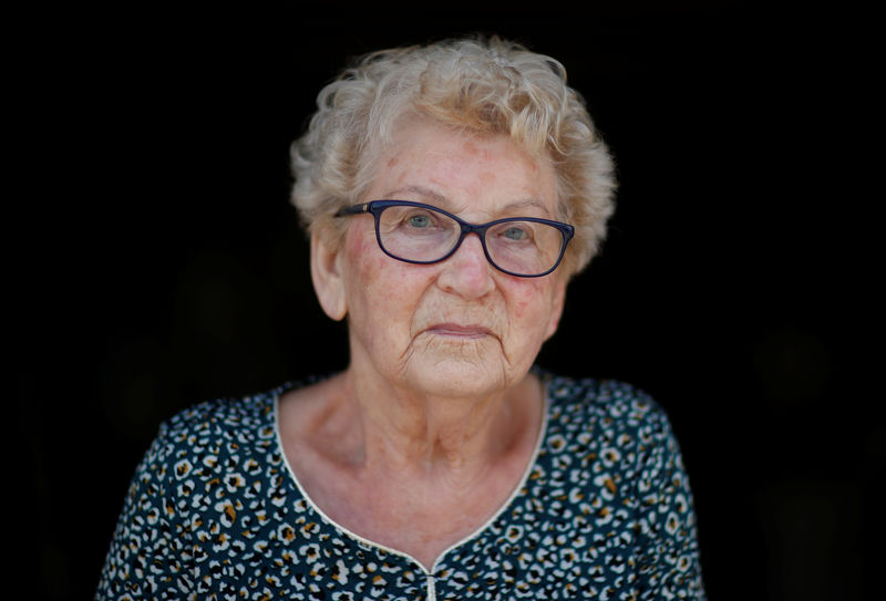 © Reuters. Marthe Rigault, 87 años, de Graignes, en la región de Normandía