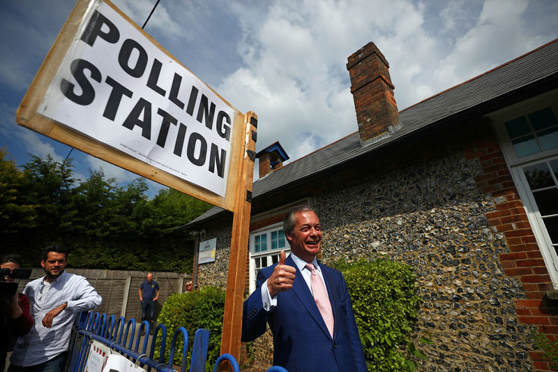 © Reuters. Brexit Party leader Nigel Farage votes in the European elections, in Biggin Hill