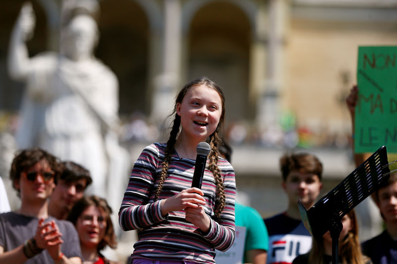 © Reuters. Greta Thunberg joins Italian students to demand action on climate change in Rome